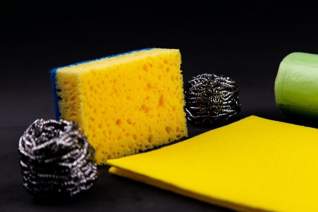 yellow sponge between two steel wools